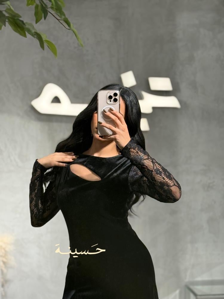 فستان أسود مخملي بتفاصيل دانتيل فاخرة