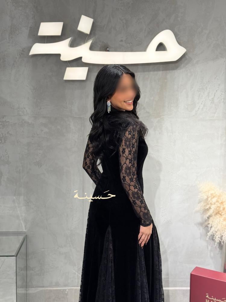 فستان أسود مخملي بتفاصيل دانتيل فاخرة