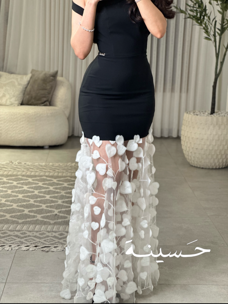 فستان أسود بكتف واحد بقلوب بيضاء