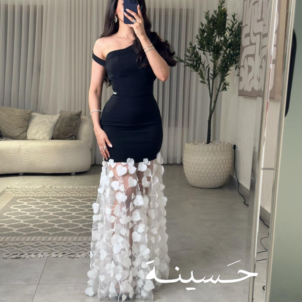 فستان أسود بكتف واحد بقلوب بيضاء