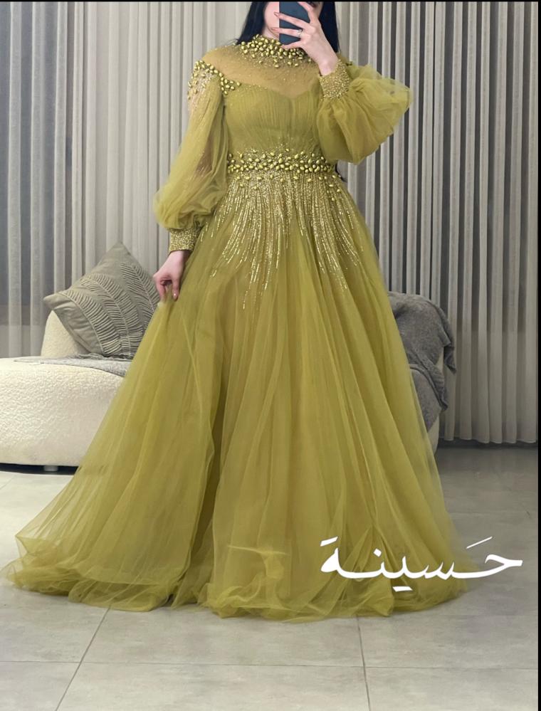 فستان تول زيتي مطرز بالخرز والكريستال