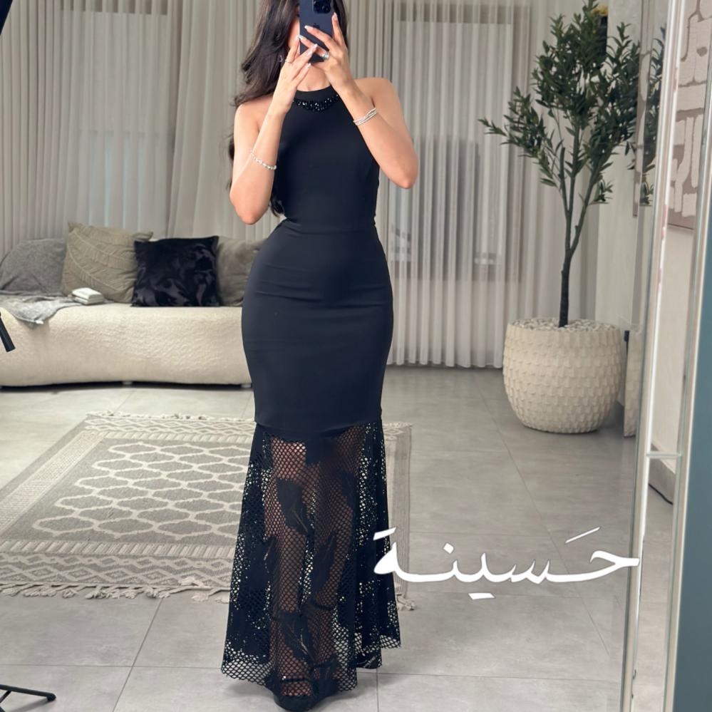 فستان أسود برقبة مطرزة وشبك سفلي