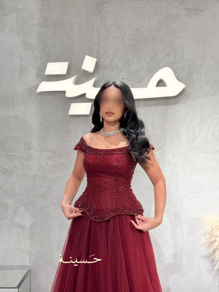 فستان تول عقيقي مطرز بالكامل بتفاصيل لامعة