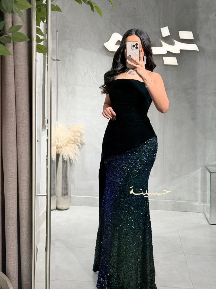 طقم مخملي زيتي بتفاصيل ترتر متدرج يلمع