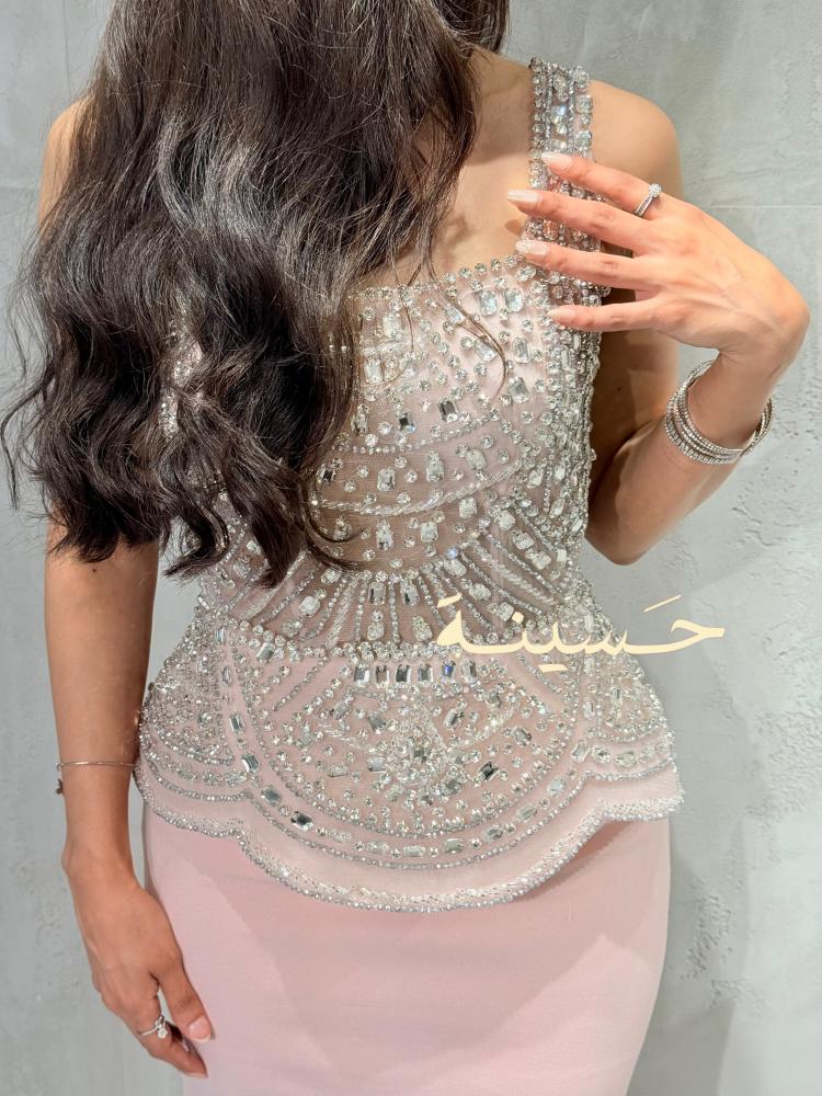 فستان وردي فاتح مطرز بالكريستال