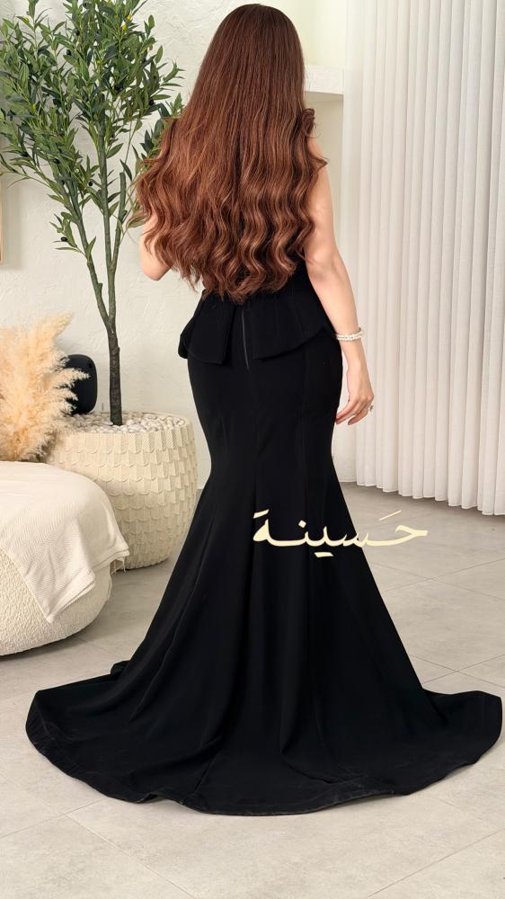 فستان أسود بتفاصيل ألماسية راقية