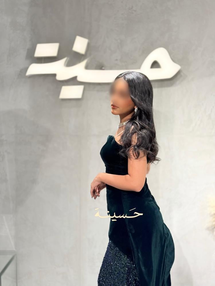 طقم مخملي زيتي بتفاصيل ترتر متدرج يلمع