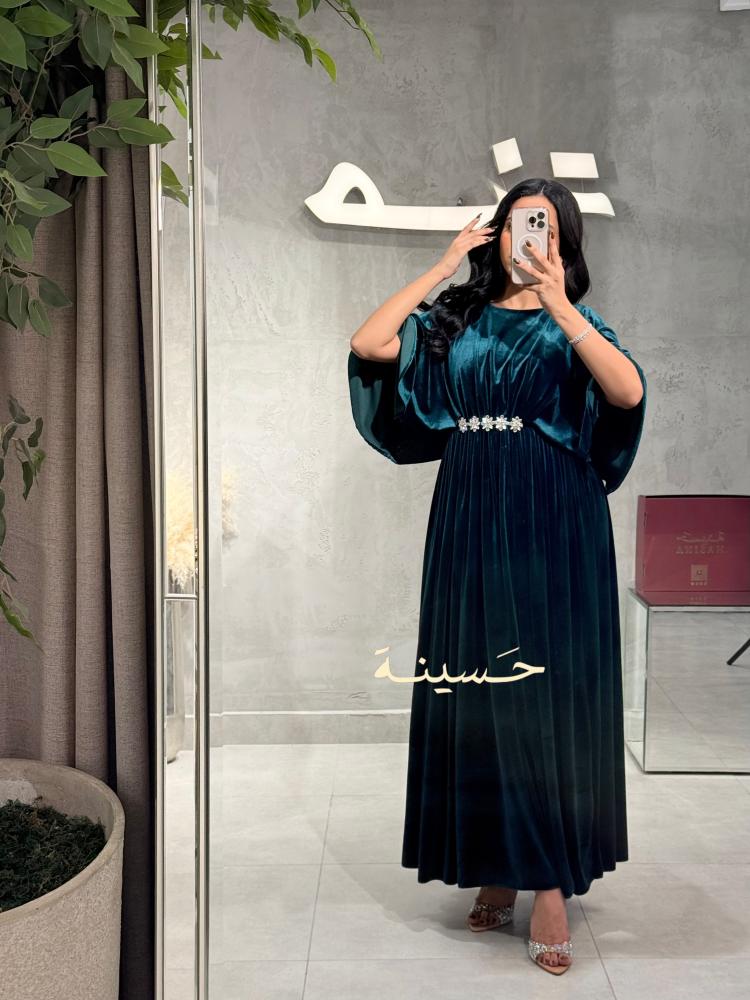 فستان مخملي زمردي بتصميم انسيابي
