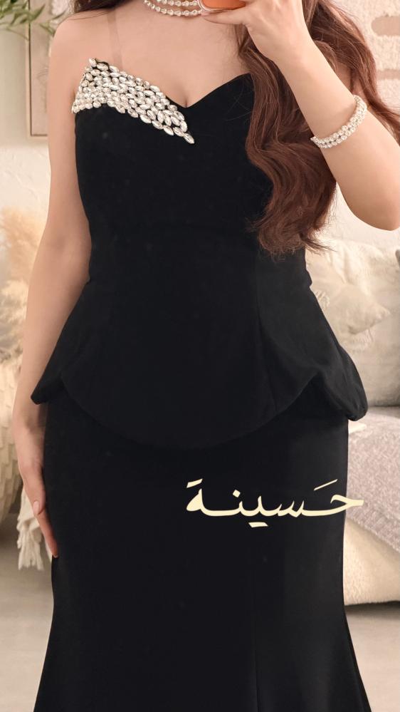 فستان أسود بتفاصيل ألماسية راقية