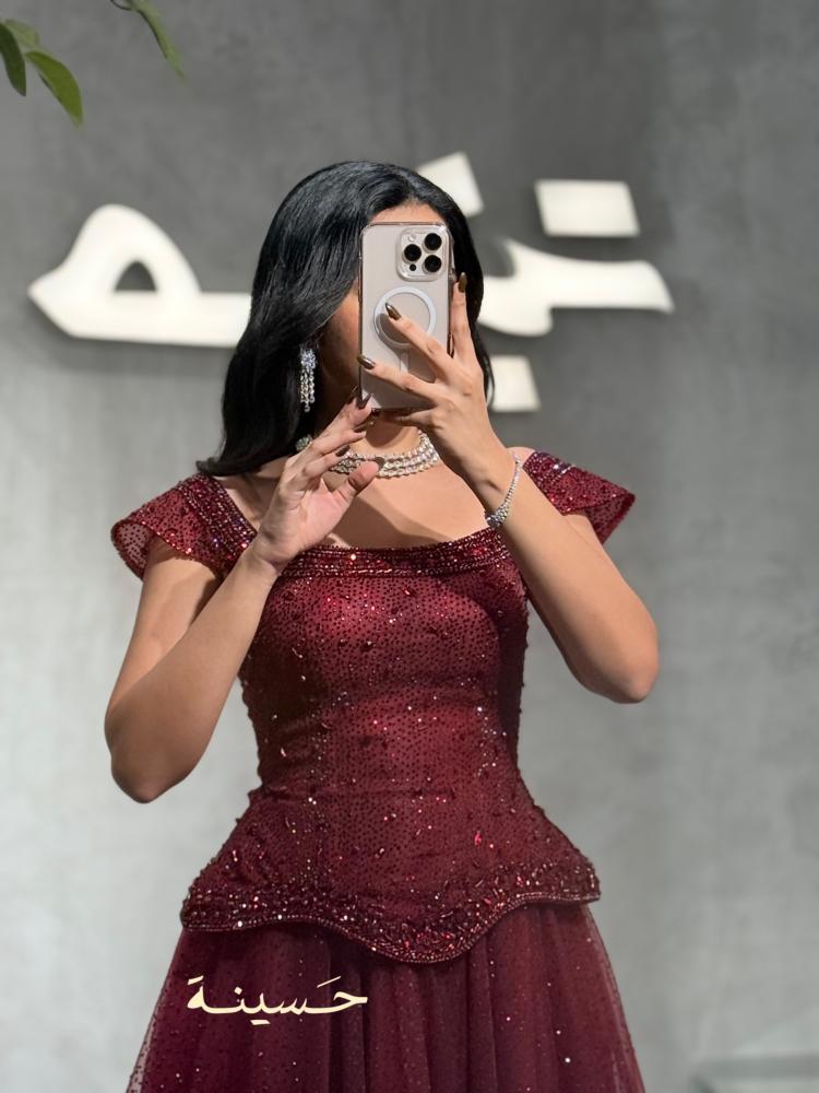 فستان تول عقيقي مطرز بالكامل بتفاصيل لامعة