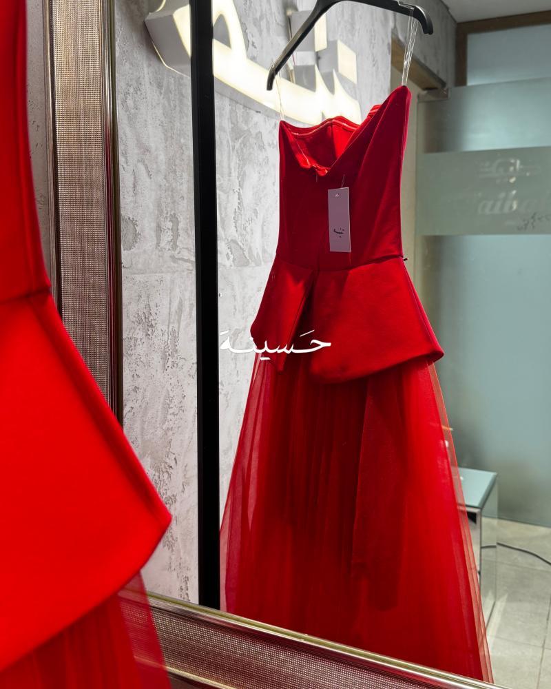 فستان احمر  محير