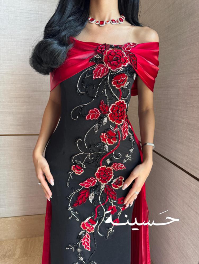 فستان تول أسود مطرّز بالورد الأحمر