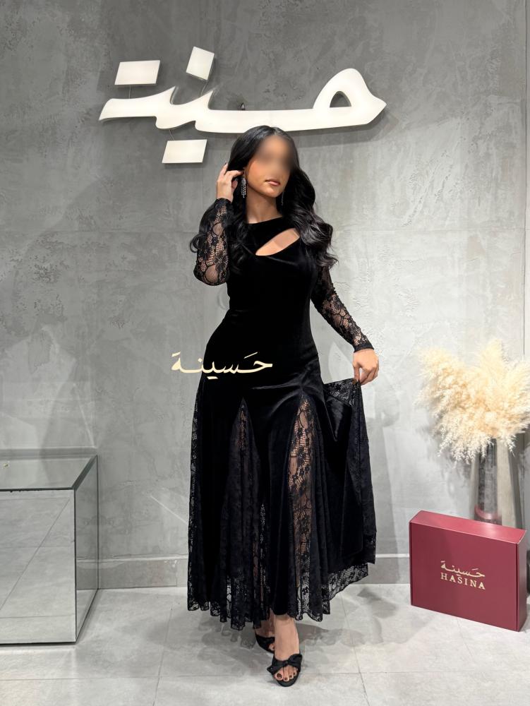 فستان أسود مخملي بتفاصيل دانتيل فاخرة