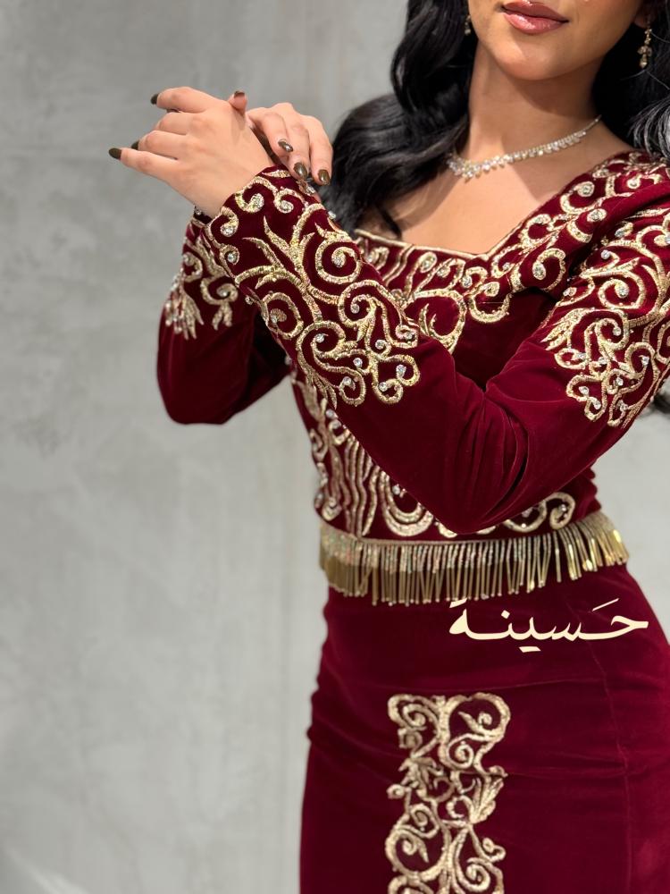 طقم مخملي بلون عودي بتطريز ذهبي