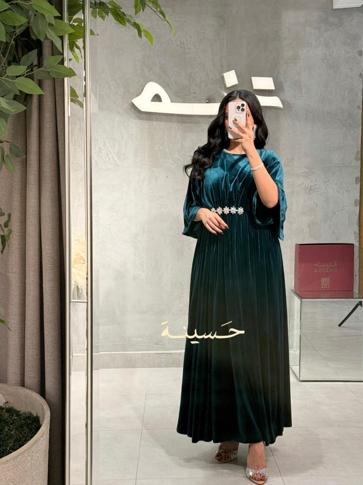فستان مخملي زمردي بتصميم انسيابي