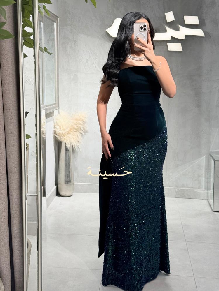 طقم مخملي زيتي بتفاصيل ترتر متدرج يلمع