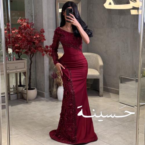 فستان عنابي ضيّق بأكمام طويلة وقصة كتف