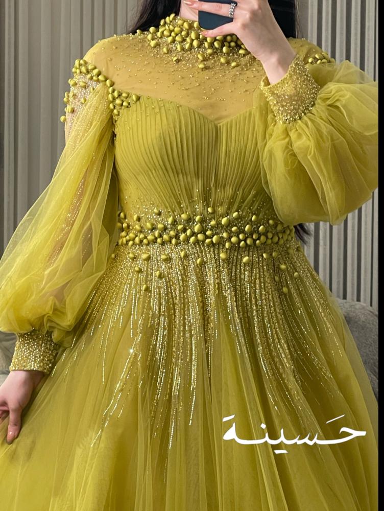 فستان تول زيتي مطرز بالخرز والكريستال