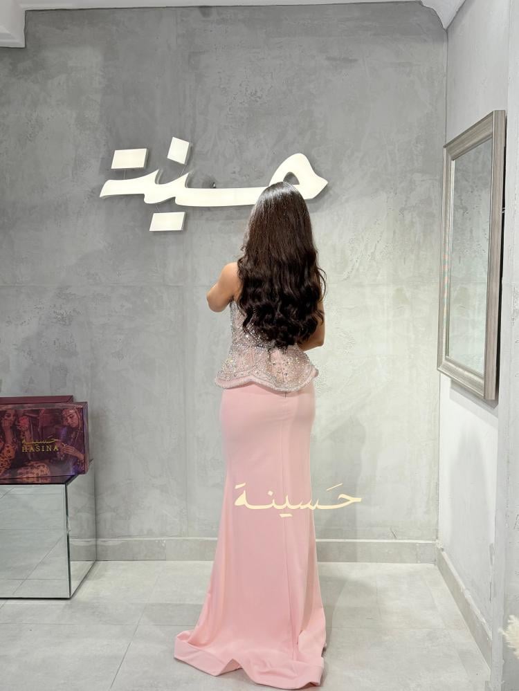 فستان وردي فاتح مطرز بالكريستال