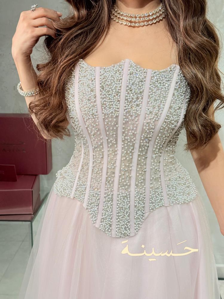فستان بتصميم كورسيه فاخر مطرّز بالكريستالات اللامعة