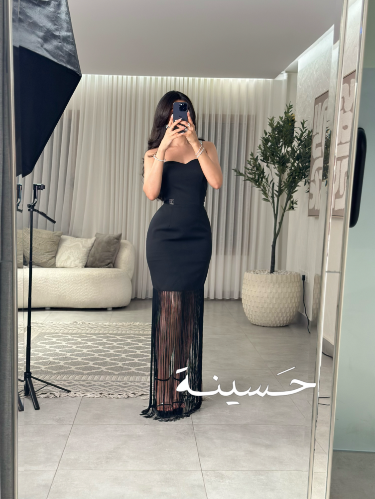 فستان أسود بكتف مرصع وشراشيب طويلة