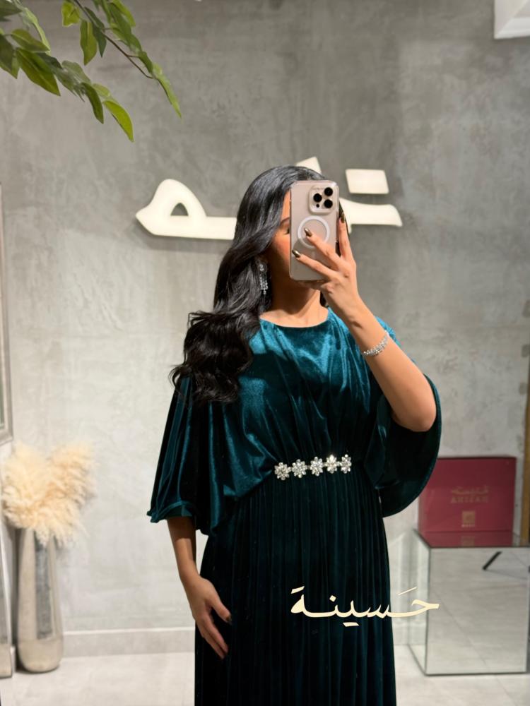 فستان مخملي زمردي بتصميم انسيابي