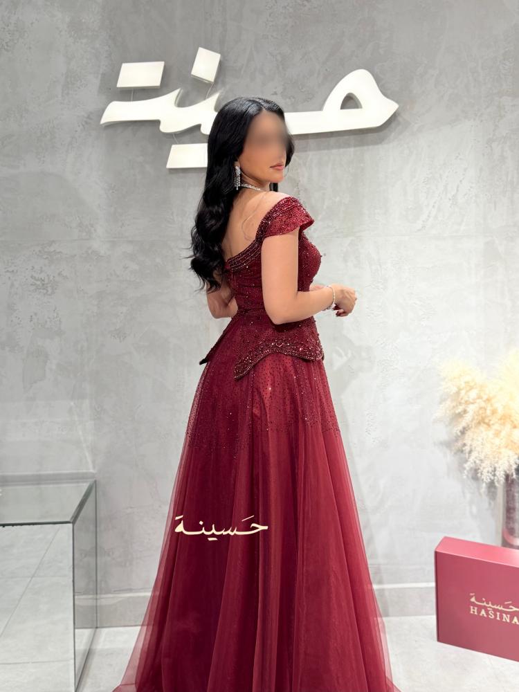 فستان تول عقيقي مطرز بالكامل بتفاصيل لامعة