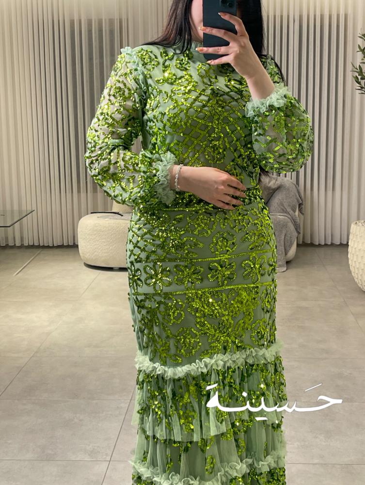 فستان تول أخضر مطرز بالترتر اللامع