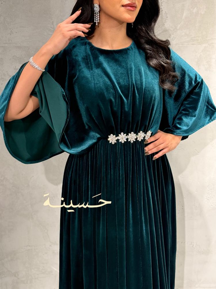 فستان مخملي زمردي بتصميم انسيابي