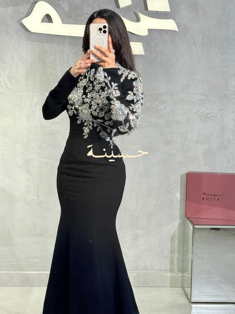 فستان سهرة أسود مطرز بالكريستال