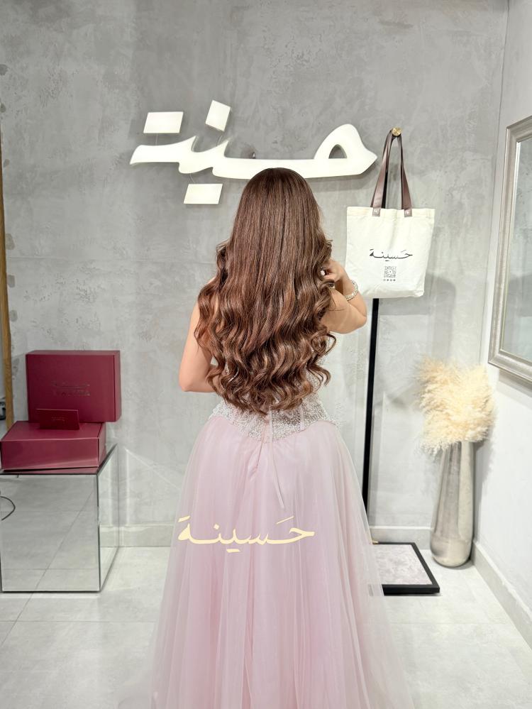 فستان بتصميم كورسيه فاخر مطرّز بالكريستالات اللامعة