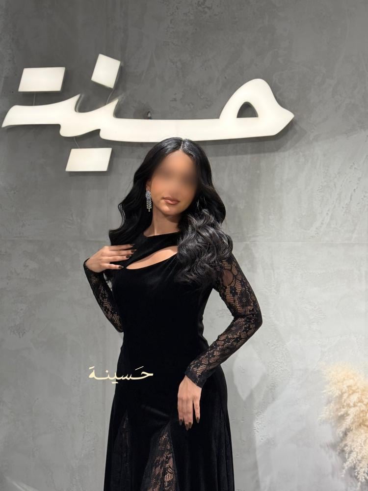 فستان أسود مخملي بتفاصيل دانتيل فاخرة