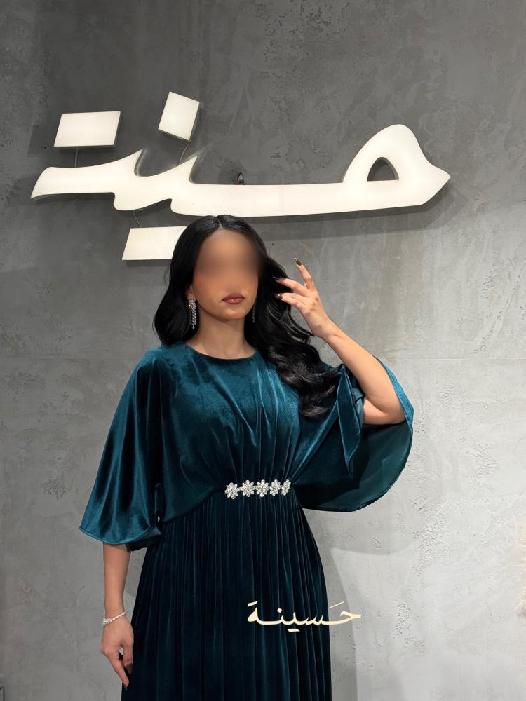 فستان مخملي زمردي بتصميم انسيابي