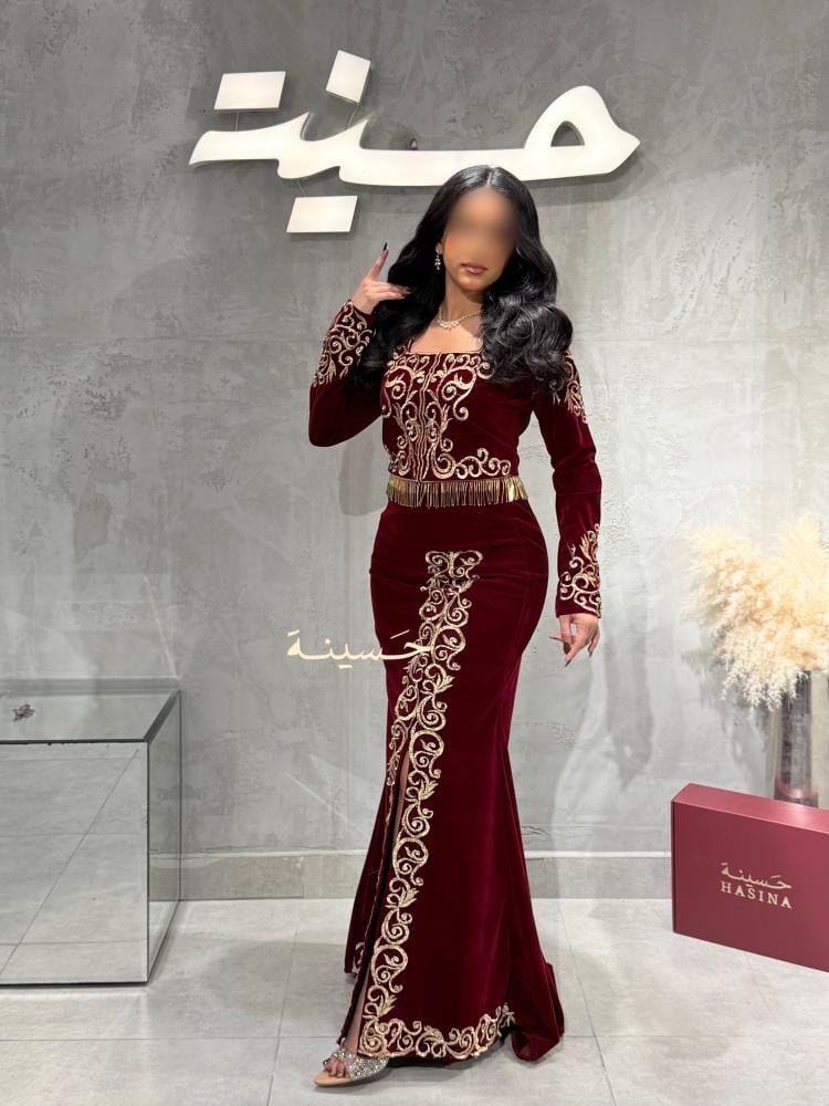 طقم مخملي بلون عودي بتطريز ذهبي