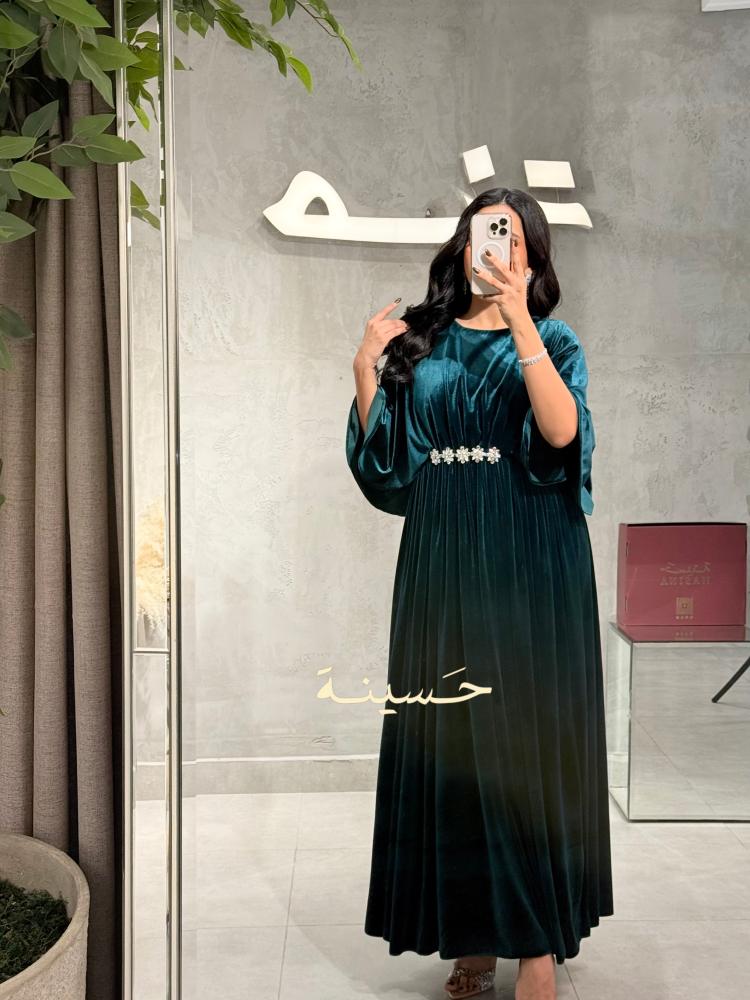 فستان مخملي زمردي بتصميم انسيابي