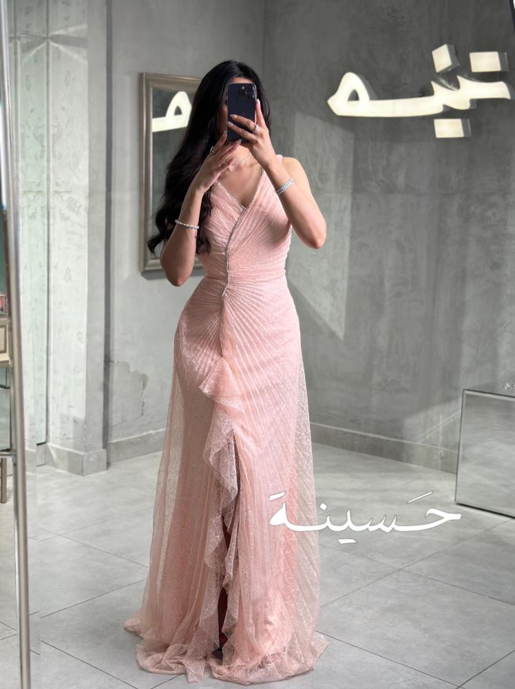 فستان وردي طبقات بدون أكمام