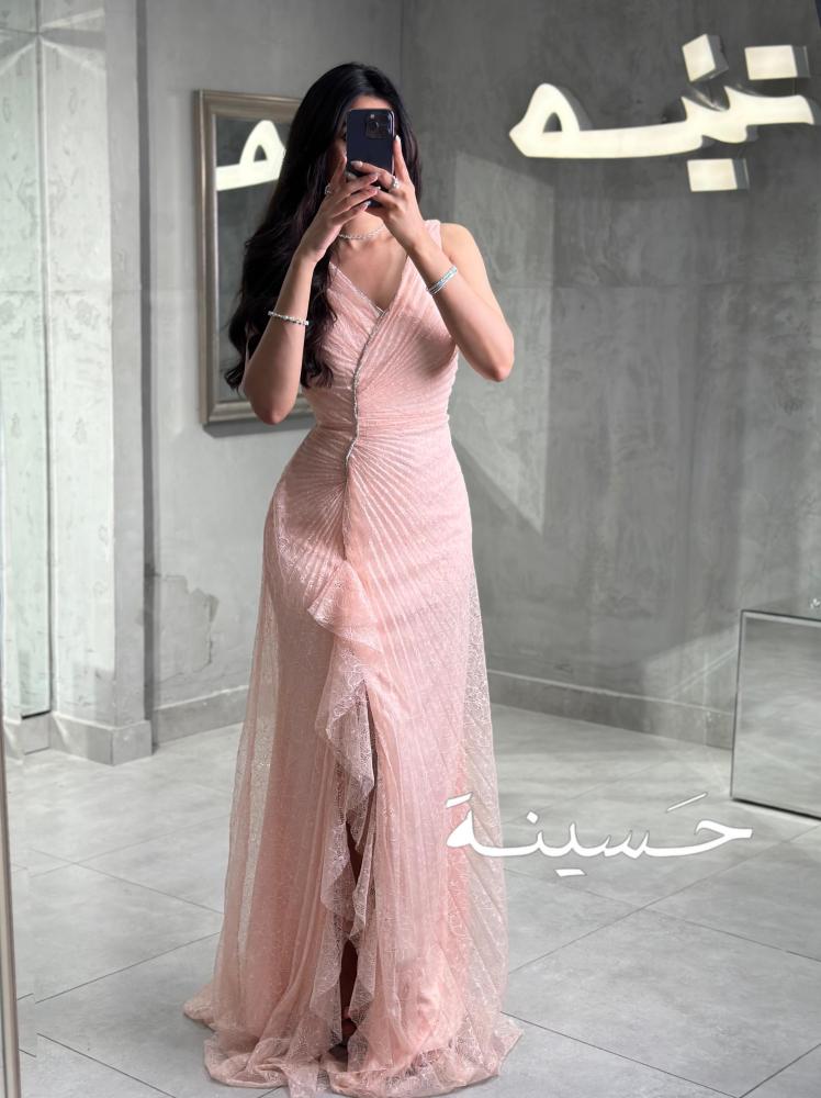 فستان وردي طبقات بدون أكمام