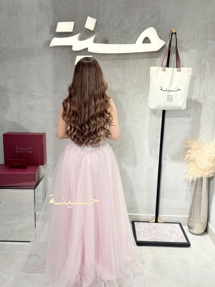 فستان بتصميم كورسيه فاخر مطرّز بالكريستالات اللامعة
