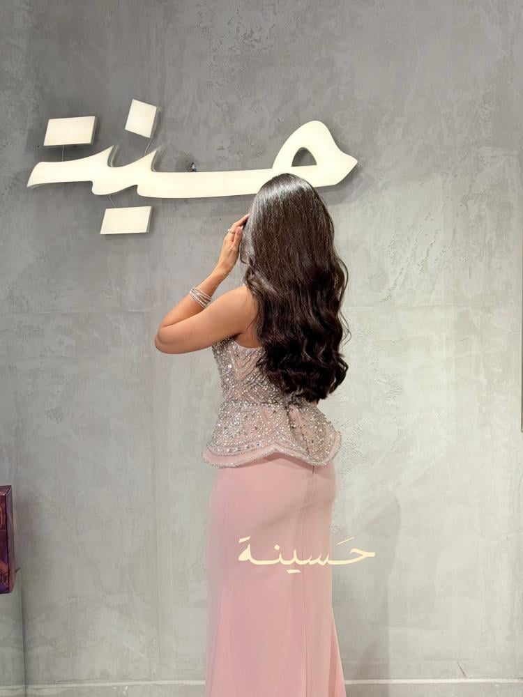 فستان وردي فاتح مطرز بالكريستال