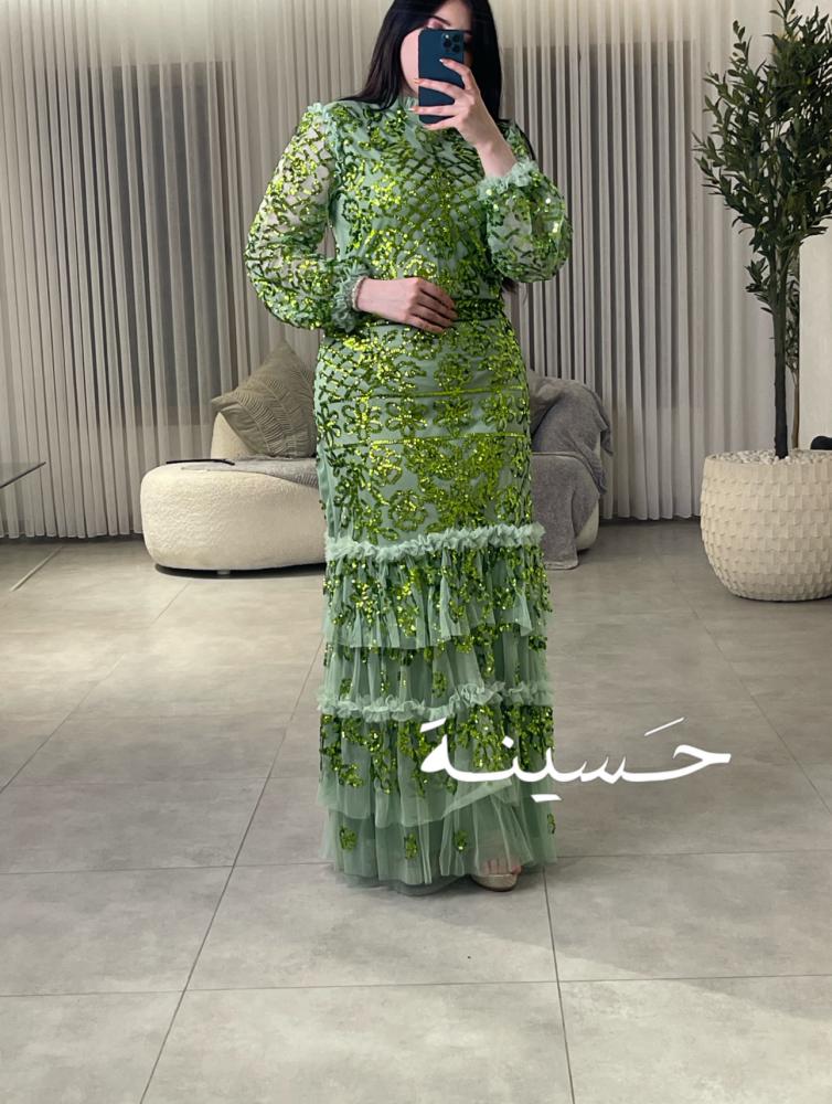 فستان تول أخضر مطرز بالترتر اللامع