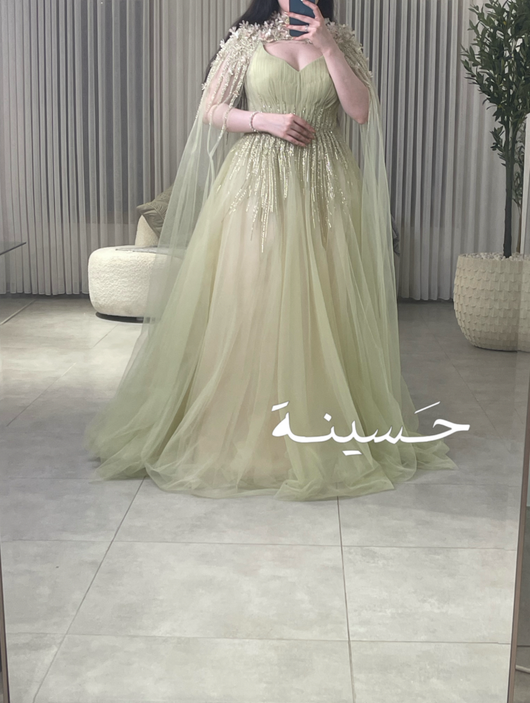 فستان تول شيفون أخضر فاتح مطرّز بالكريستال