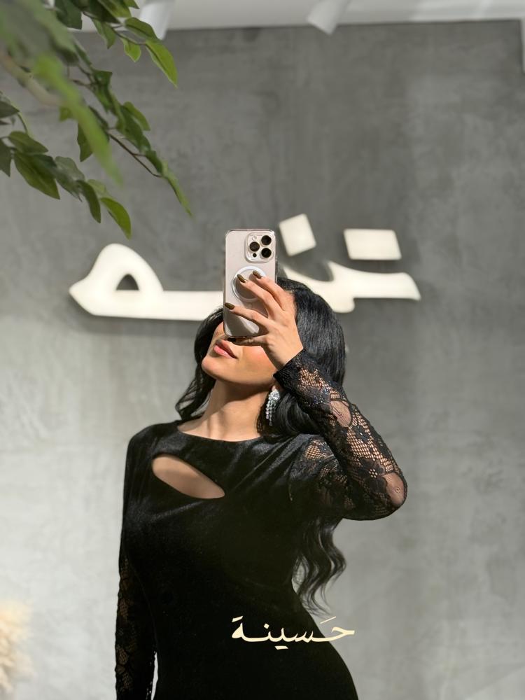 فستان أسود مخملي بتفاصيل دانتيل فاخرة