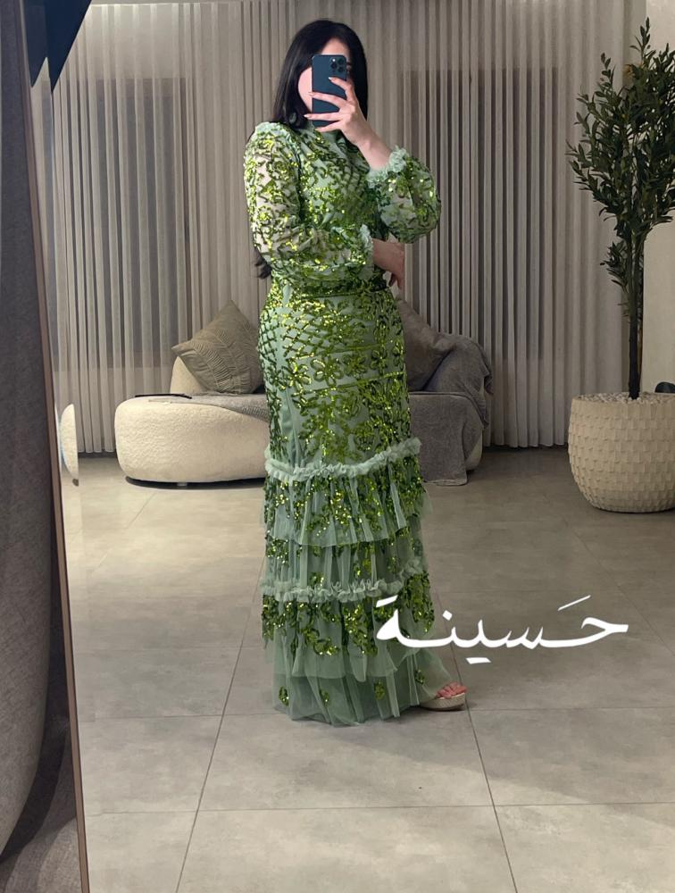 فستان تول أخضر مطرز بالترتر اللامع