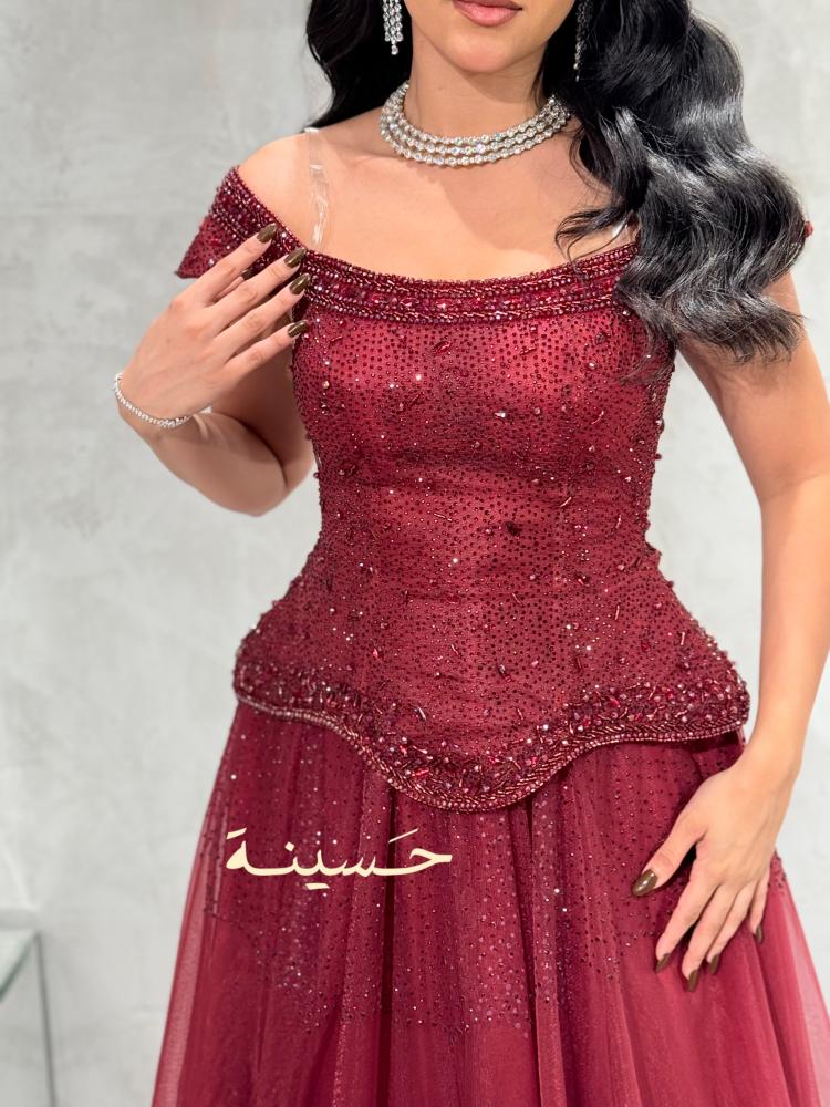 فستان تول عقيقي مطرز بالكامل بتفاصيل لامعة