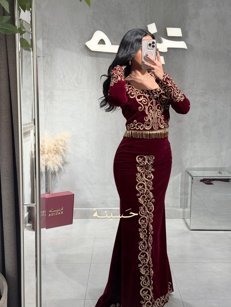 طقم مخملي بلون عودي بتطريز ذهبي