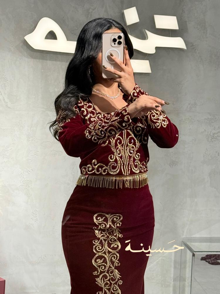 طقم مخملي بلون عودي بتطريز ذهبي