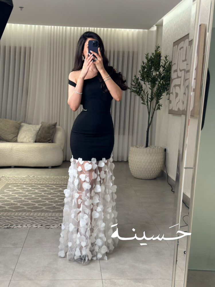 فستان أسود بكتف واحد بقلوب بيضاء