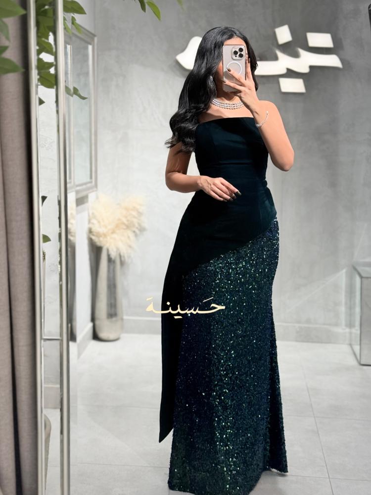 طقم مخملي زيتي بتفاصيل ترتر متدرج يلمع