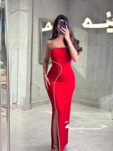 فستان احمر بتطريز مخطط بدون أكمام