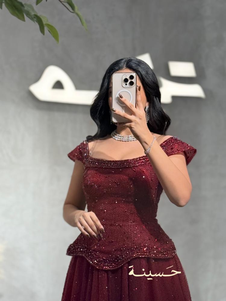 فستان تول عقيقي مطرز بالكامل بتفاصيل لامعة